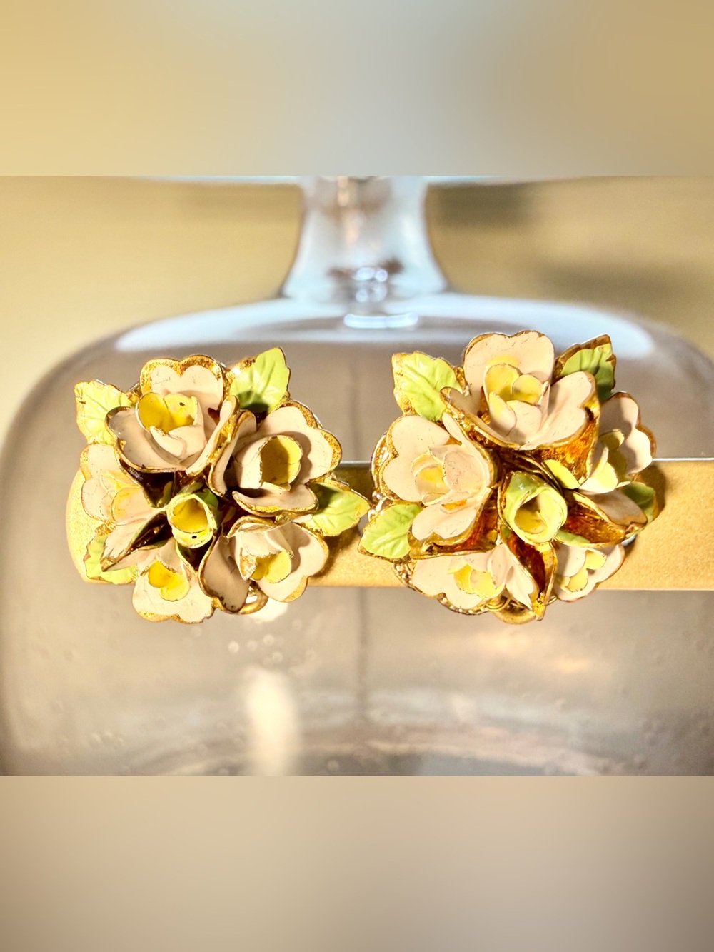 Vintage 1940/1950s Gold Tone Cream & Green Japanese Floral Clip On Earrings